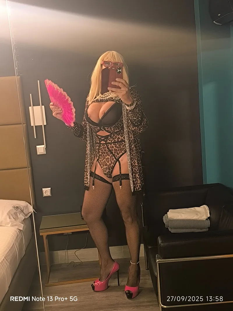 Εσύ θα μείνεις με το πουλί στο χέρι, trans escort Αθήνα